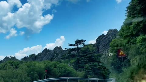 Blue sky and white clouds are tired of seeing the most beautiful scenery on the road