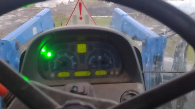 New Holland TS125A: 3456 hrs.