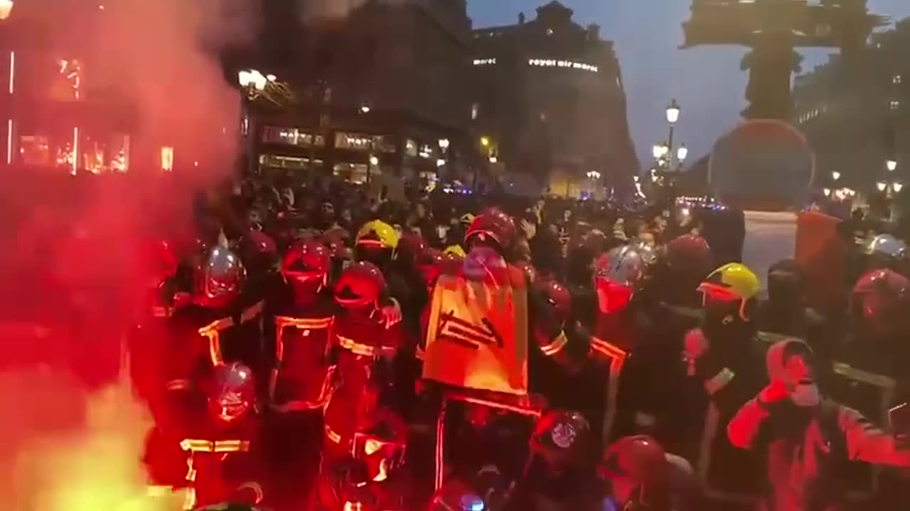 🇫🇷 Firefighters with the people. Several fire brigades have joined the French protesters in favor of the abolition of the pension reform and the resignation of Macron