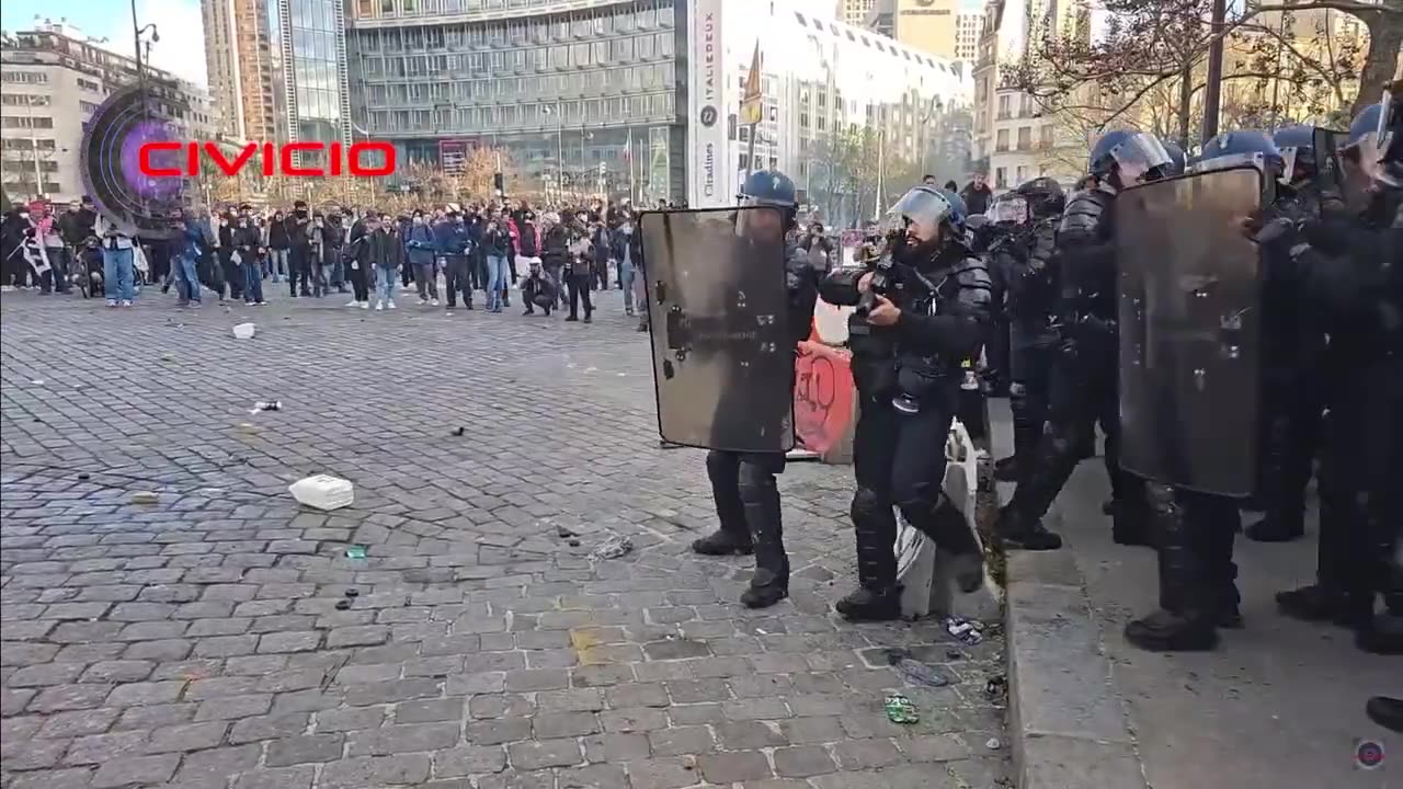 A Parigi, unità di polizia antisommossa hanno iniziato....