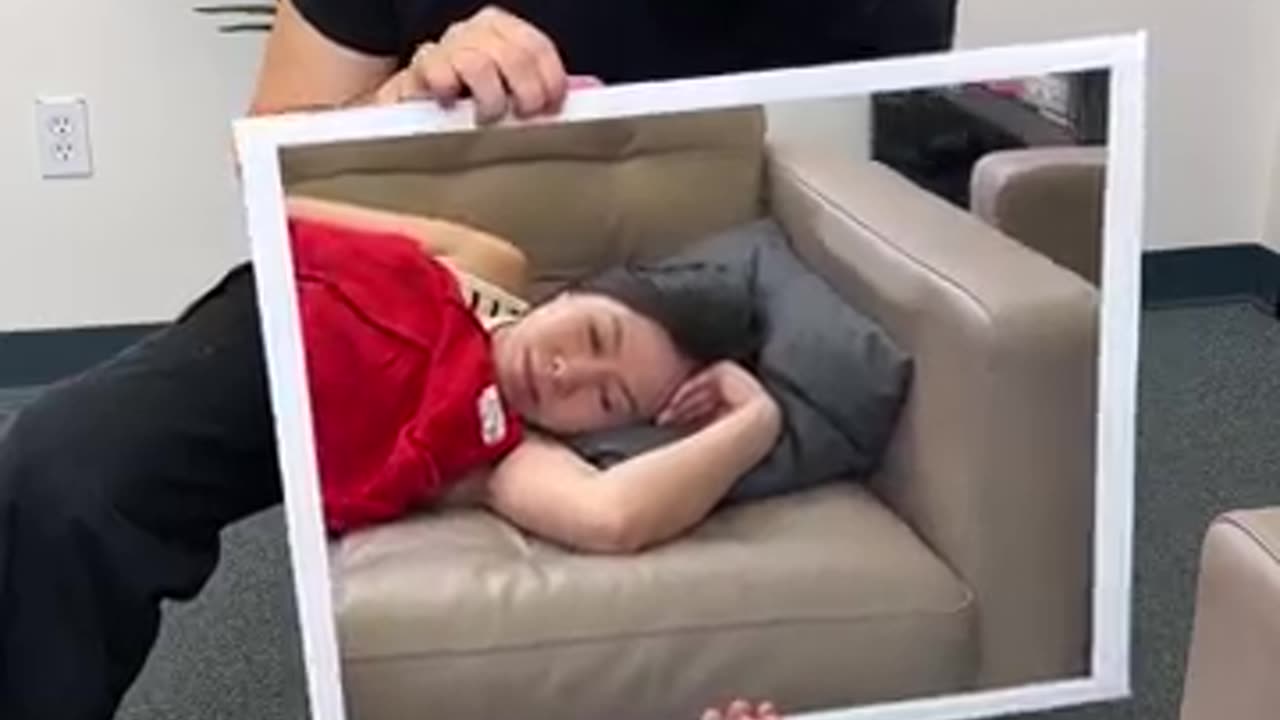 Wife Get a Laug Out Loud Surprice With This Clever Mirror Prank