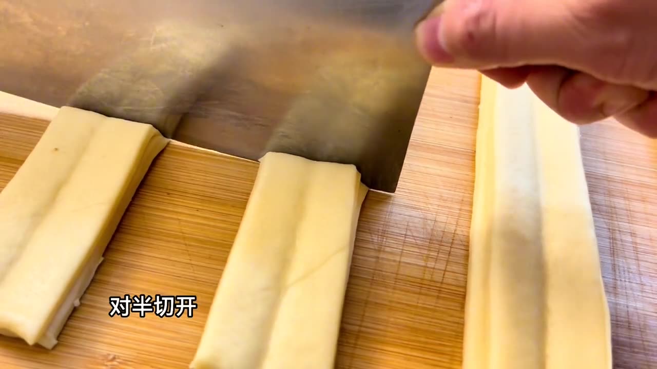 Crispy Indulgence: Milk-Flavored Fried Dough Sticks (奶香油条) Recipe