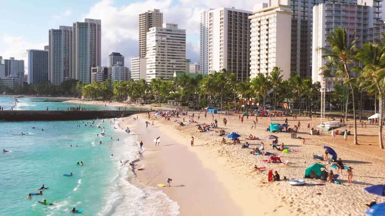 FREE NO COPYRIGHT 4K HD VIDEO OF BEACHES GOERS CROWDING THE SHORELINE