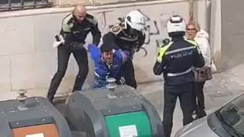Multato In divieto di sosta No vuole esibire documenti .