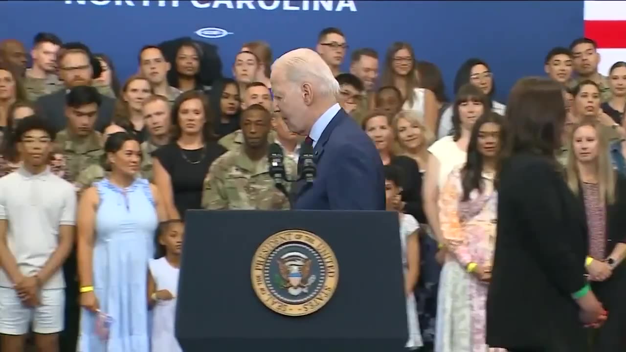 Biden tratando de imitar a Chiquito de la Calzada