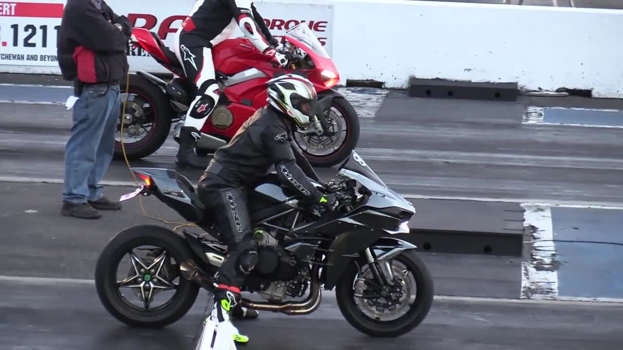 H2 Ninja vs Ducati Panigale V4 drag race