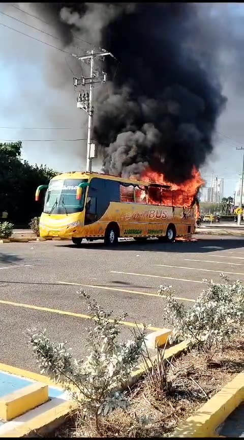 Video: Bus turístico se incendió en parqueadero de Crespo