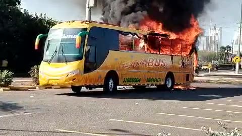 Video: Bus turístico se incendió en parqueadero de Crespo