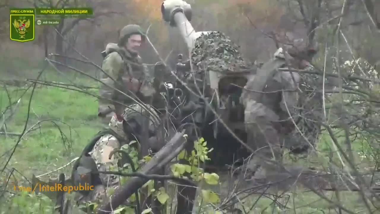 Lugansk Republic Militia ready the BIG guns, pointing the D-30 howitzer at enemy positions