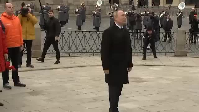 Unity day: Putin lays flowers at Minin and Pozharsky monument on Red Square