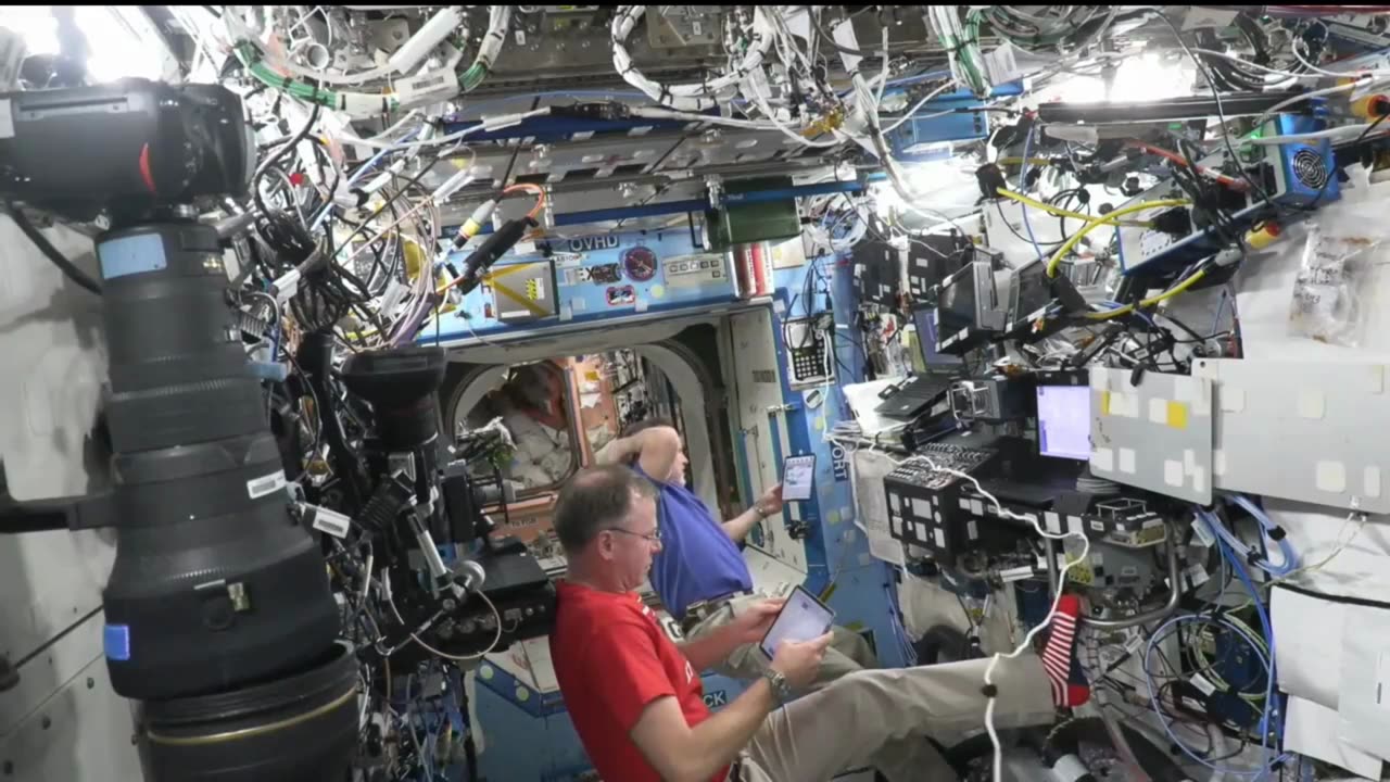 NASA Astronauts Monitor the Arrival of the Dragon Cargo Spacecraft👨‍🚀🚀🛰️🤝