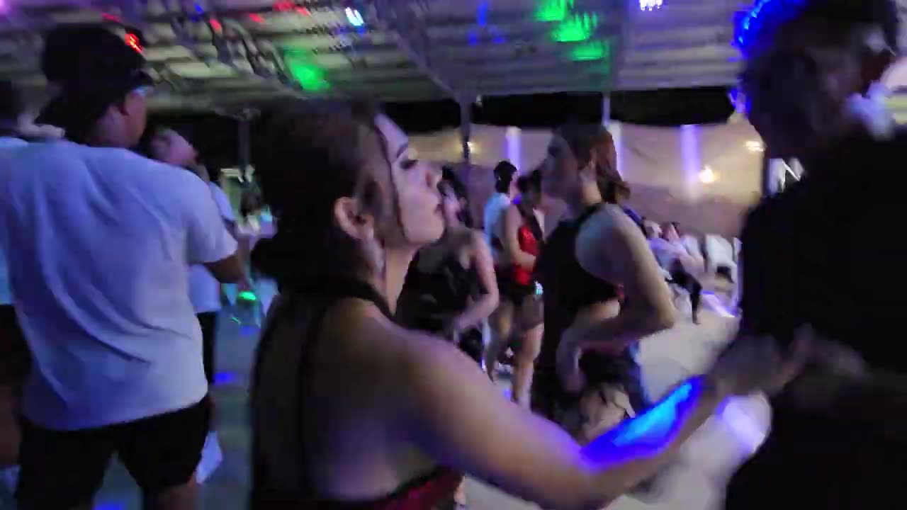 Eliza se puso celosa cuando vio a Bella y el Diablo bailando juntos.