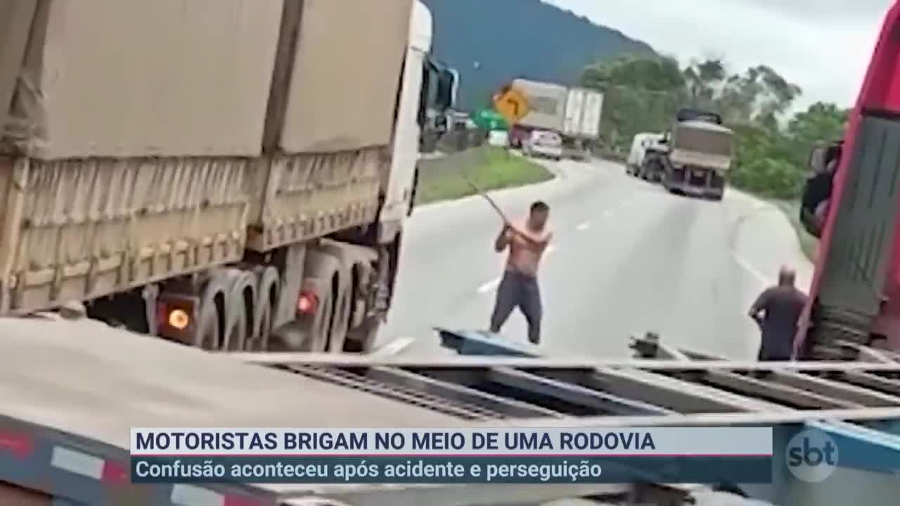 Motorista e caminhoneiro saem na porrada no meio de rodovia | Primeiro Impacto (27/10/22)