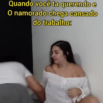 menina peida perto do pai