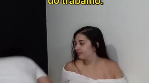 menina peida perto do pai