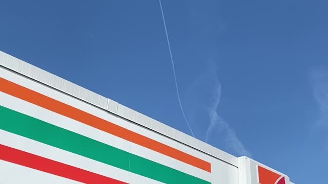 Chem Trail over 7/11