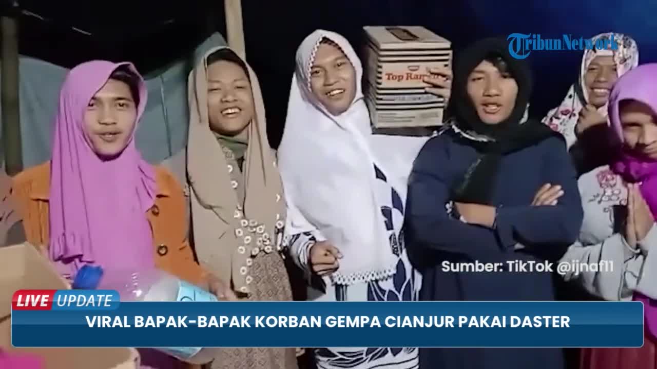 Video Viral Aksi Bapak-bapak Korban Gempa Cianjur Pakai Daster dan Gamis, Kurangnya Donasi Baju Pria