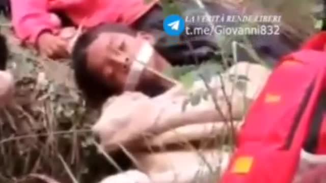 Questo video riprende di nascosto una trattativa per la vendita di bambini in piena luce del giorno.