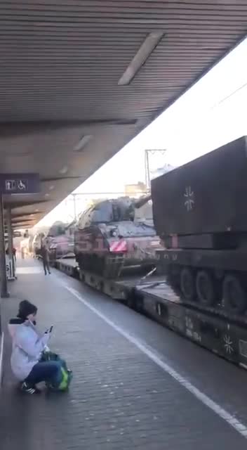 Německé obrněnce ve Stutgartu před odjezdem na Ukrajinu