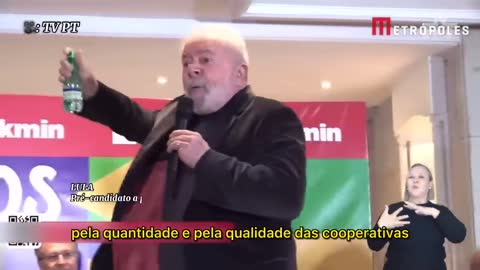 Fotógrafo tenta tirar garrafa de água das mãos de Lula e ex-presidente o repreende