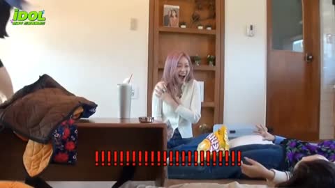 yoohyeon hit jiu with the snack from the staff