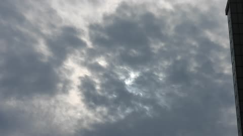 主後2023年8月11日上午七點二十二分在自家門口拍攝雲層間的太陽