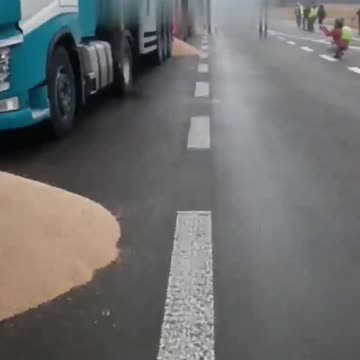 Polish farmers are trying to dump grain from Ukrainian trucks standing at the blocked border.