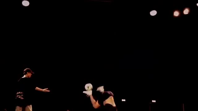 Dude does the unthinkable....never seen before live football trick!!