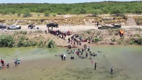 JUST IN-Large group of migrants are being held back by #Texas DPS in Eagle Pass
