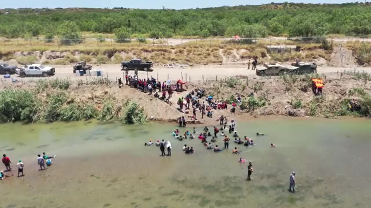 JUST IN-Large group of migrants are being held back by #Texas DPS in Eagle Pass