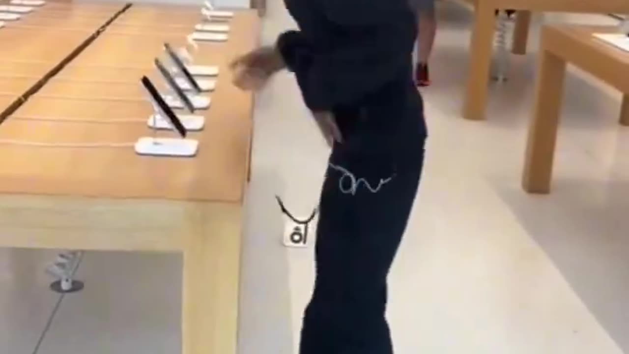 Oakland Apple Store Robbed Broad Daylight