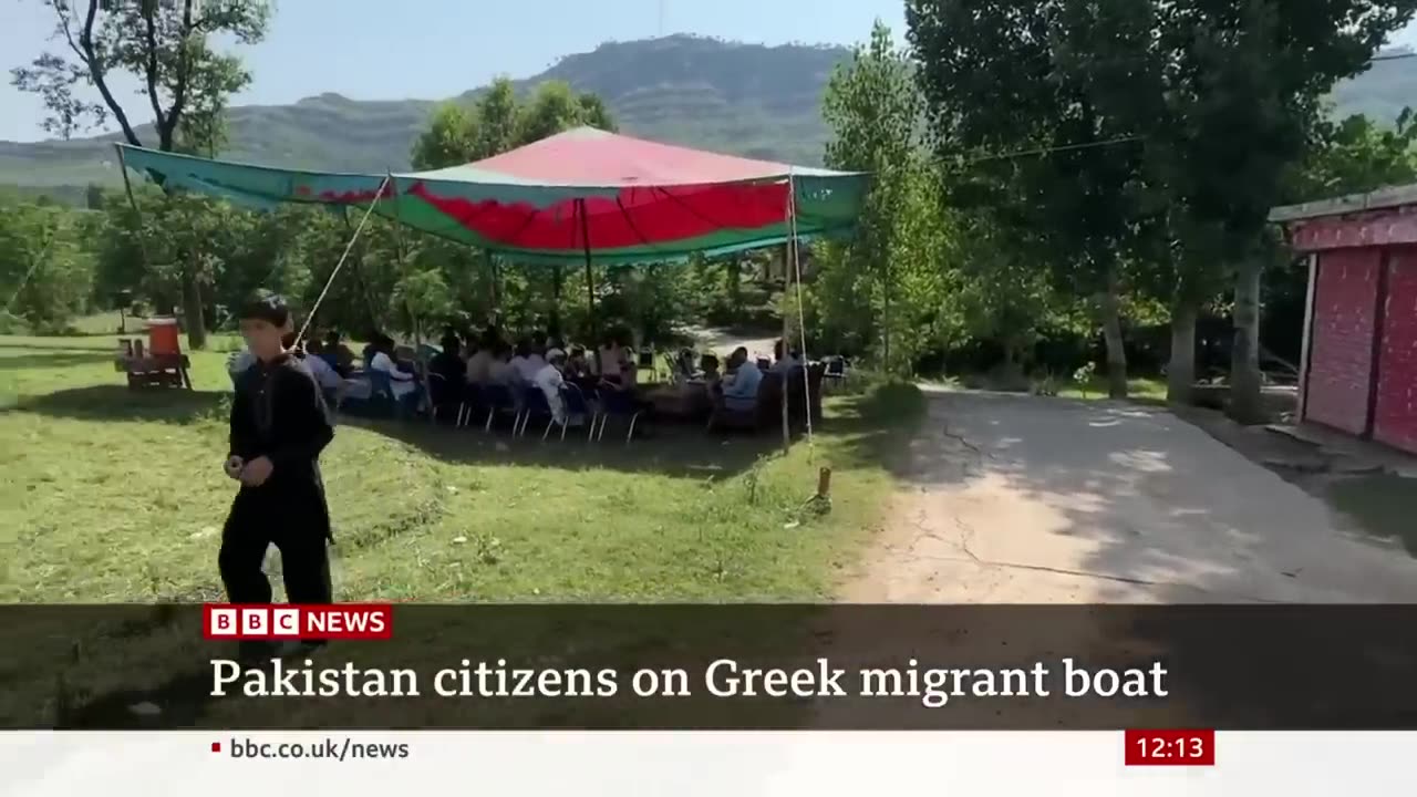 Migrant boat disaster: 200 Pakistan citizens on board, say authorities - BBC News