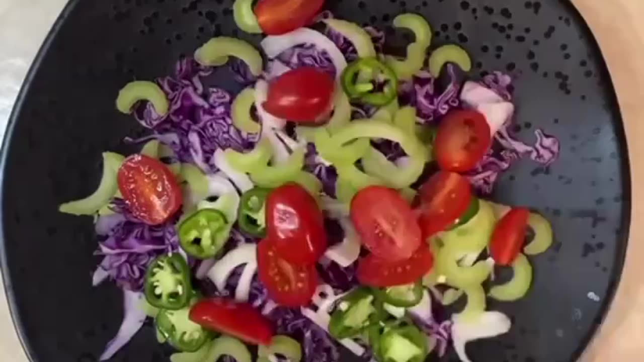 COLORFUL SALAD BASE! WHAT’S MISSING?