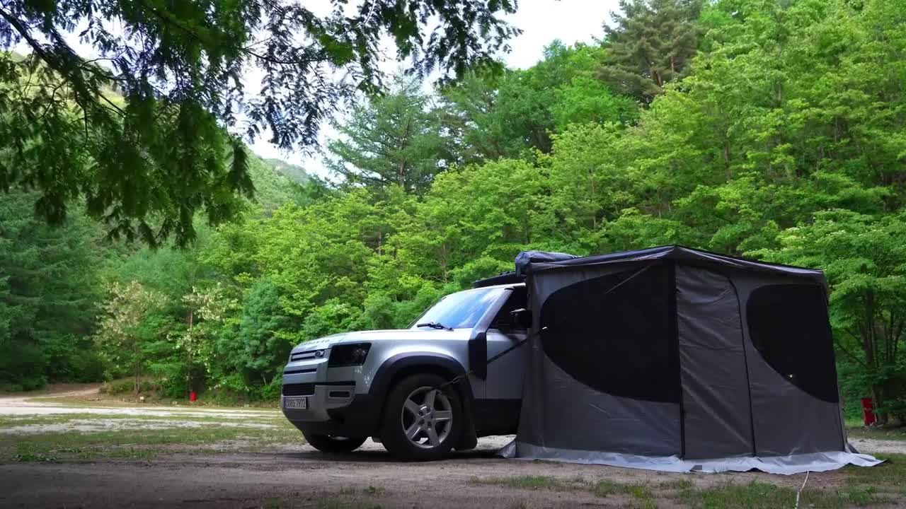 Enjoy an exquisite outdoor camping with the Land Rover Defender