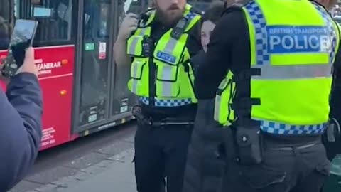 Pro-israli women in London attacks people supporting Palestinian.