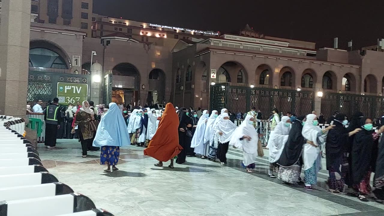 pilgrims entering the raudhah of the prophet