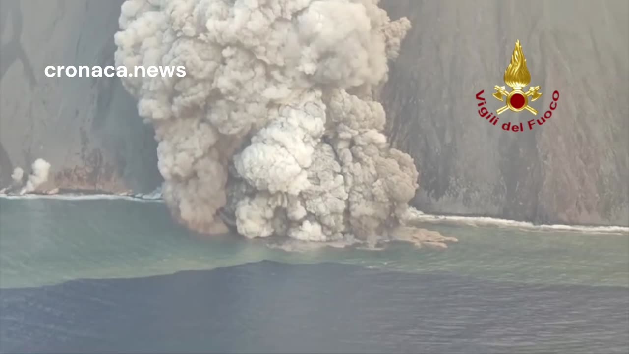Vulcano Stromboli: eruzione del 4 luglio 2024 vista da elicottero dei Vigili del Fuoco