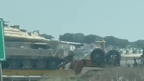 Israel sigue trasladando tanques Merkava Mk.4 a la zona de combate.