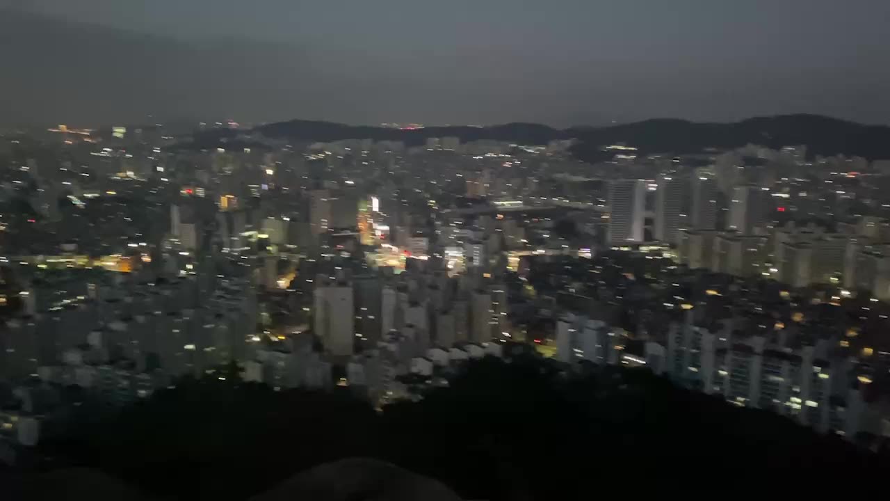 A view of the dawn from the top of a mountain that went up at dawn in Korea.