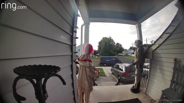 Delivery Guy Gets Spooked by Halloween Decorations