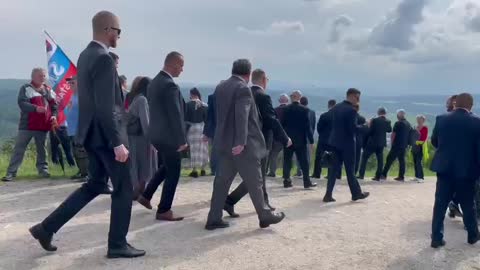 Otočme sa im chrbtom