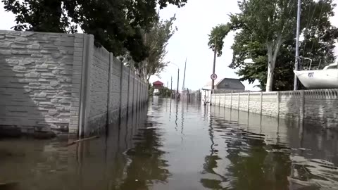 Man 'crosses road' in a boat after Ukrainian dam breach