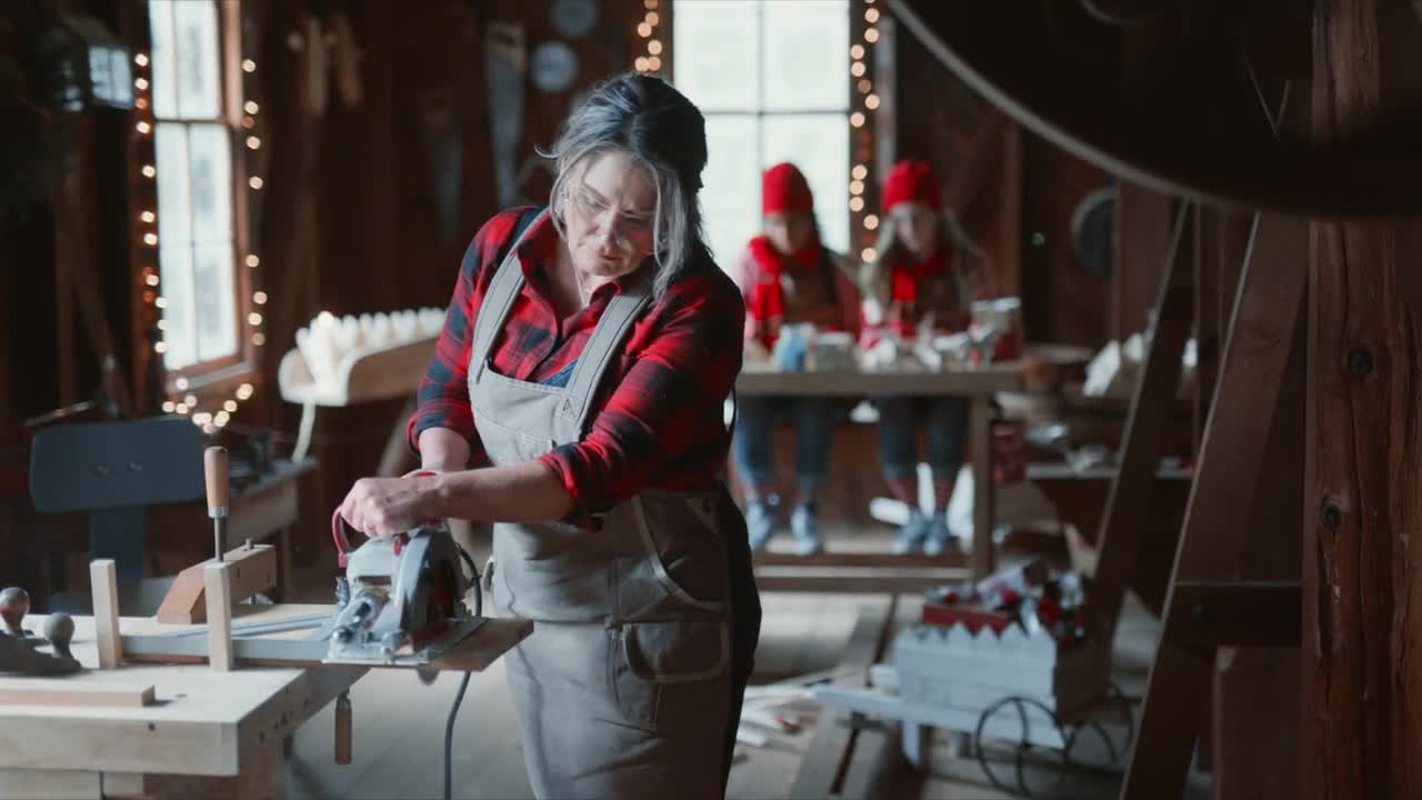 Duluth Trading TV Commercial Let Freedom Swing Free Swingin’ Flannel