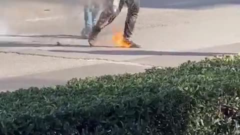 DOCENTE ITALIANO SE QUEMA A LO BONZO