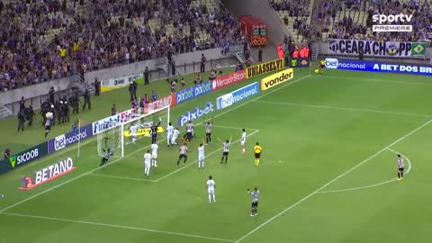 LAMENTÁVEL! Após gol de Jô, torcedores do Ceará invadem campo e cobram jogadores