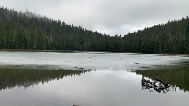 Oregon – Mount Hood National Forest – Upper Twin Lake Icing Over – 4K