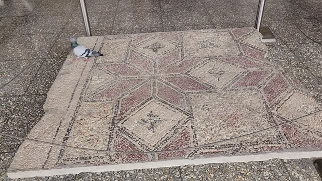 WALKING HADRIANO FORUM ATHENS GREECE