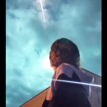 GIRL CAPTURED MOST AMAZING VIDEO METEORITE IN PORTUGAL MAY 2024.