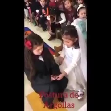 Έντυσαν δύο κοριτσάκια γαμπρό και νύφη !