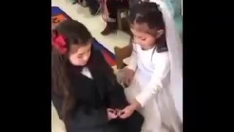 Έντυσαν δύο κοριτσάκια γαμπρό και νύφη !